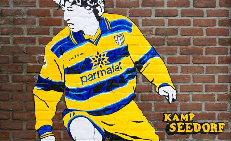 Kamp Seedorf, da Amsterdam i ‘Banksy del calcio’