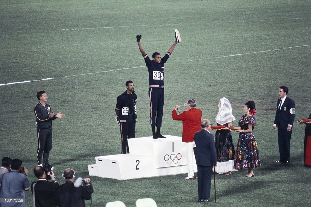 Tommie Smith sale sul podio dei 200m alle Olimpiadi di Città del Messico
