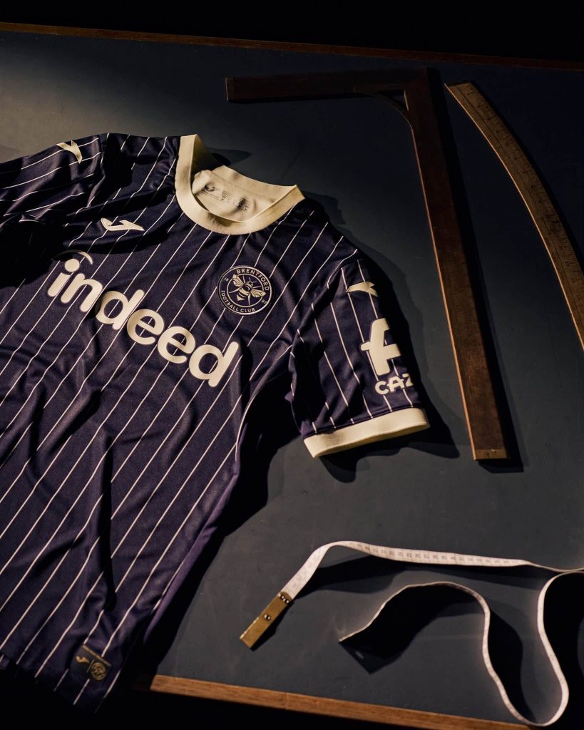 Maglia away Brentford 2026-2027 Joma navy ispirata alla sartoria di Savile Row
