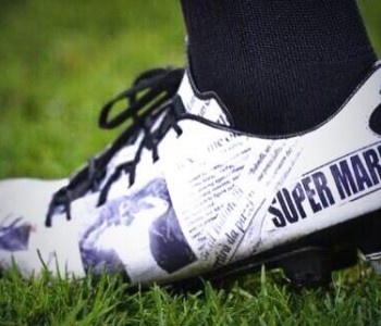 Why always me? Le scarpe-tabloid di Mario Balotelli