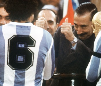 Calcio e combine, cinque storie di biscotti mondiali