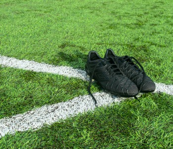 Umbro UX1 Concept Blackout, le ‘scarpe di Batman’