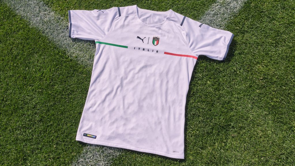 Una maglia per il campo ma anche per l'orgoglio italiano