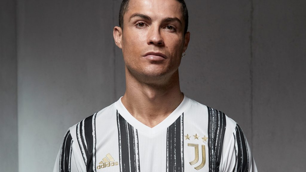 CR7 con la maglia home della Juventus 2020/21