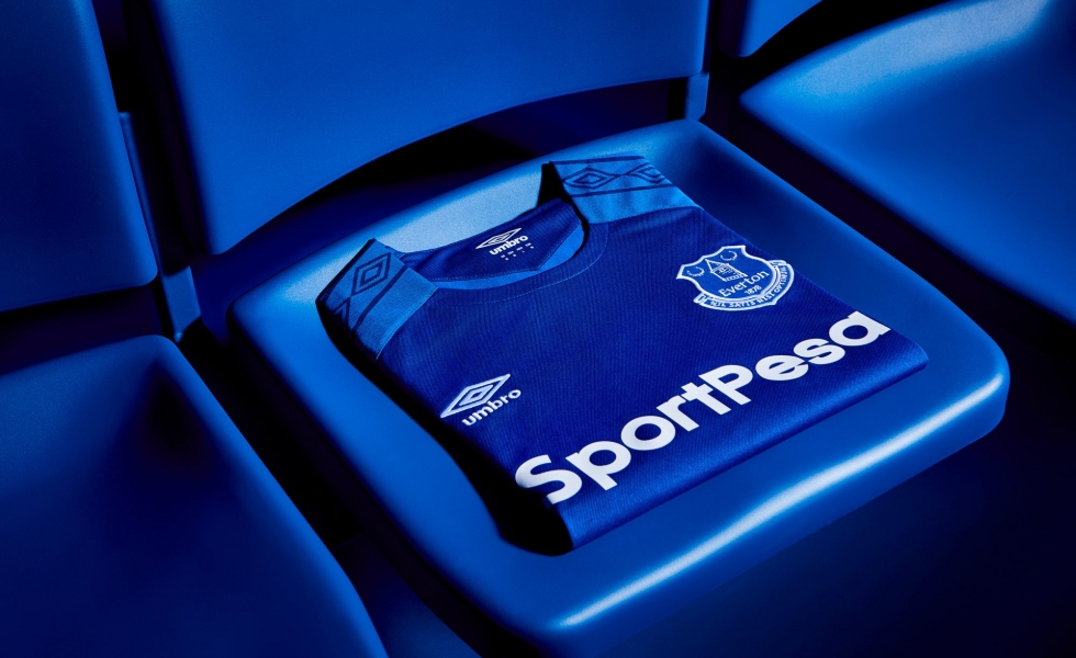 Umbro presenta la maglia home dell’Everton 2017/18