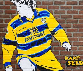 Kamp Seedorf, da Amsterdam i ‘Banksy del calcio’