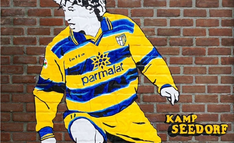 Kamp Seedorf, da Amsterdam i ‘Banksy del calcio’