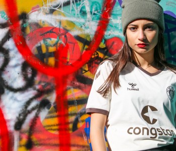 Thessa e la maglia Hummel del St. Pauli