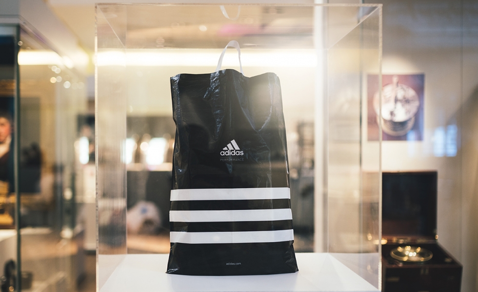 Adidas, si chiude l’epoca dei sacchetti di plastica