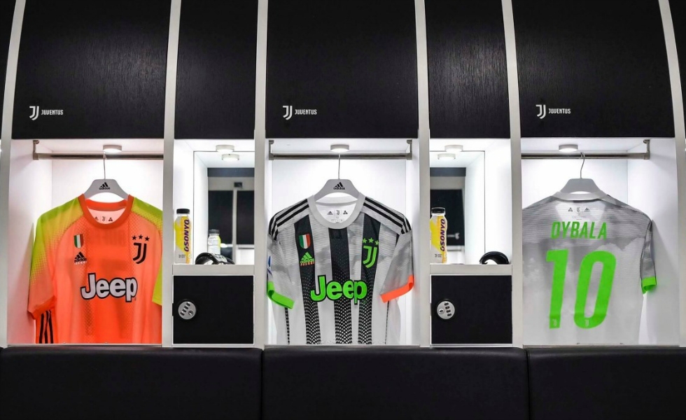 La maglia Juventus x PALACE x adidas. FOTO