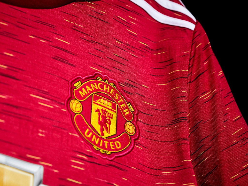 Un dettaglio delle nuove maglie Manchester United 2020-2021