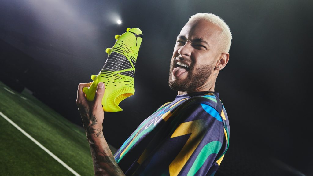 Neymar Jr con le sue nuove scarpe